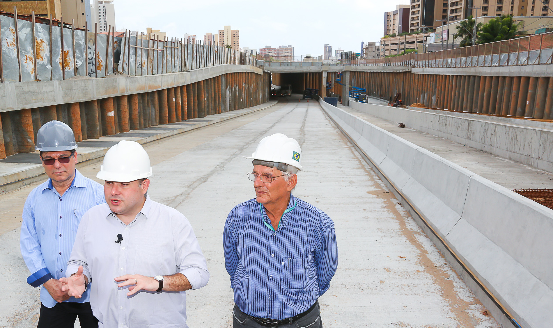 prefeito roberto cláudio anda pela obra do túnel